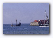 De haven met het replica van Colombus " Santa Maria"