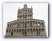 Lucca : San Michele in Foro met beeld van Michaël