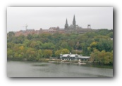 Zicht vanop de oever van de Potomac rivier en de
 universiteit van Georgetown